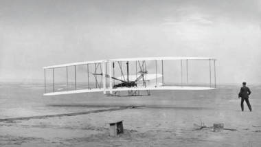 Harry Hawker réalise un exploit aérien mémorable le 24 octobre 1912 qui fascine encore aujourd'hui