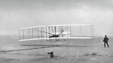 Harry Hawker réalise un exploit aérien mémorable le 24 octobre 1912 qui fascine encore aujourd'hui