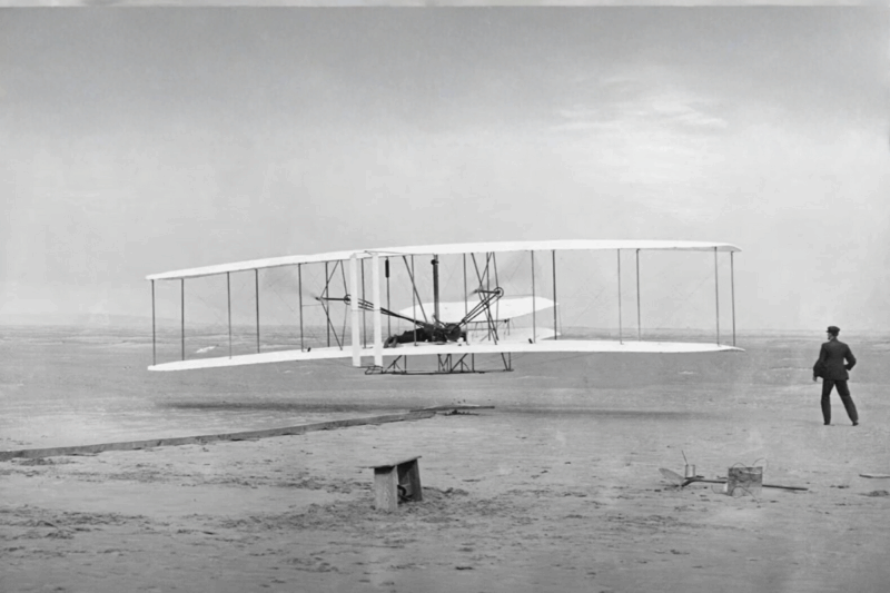 Harry Hawker réalise un exploit aérien mémorable le 24 octobre 1912 qui fascine encore aujourd'hui