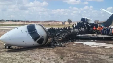 Aéroport de Kolwezi un atterrissage tourne mal et déclenche un incendie spectaculaire sur un avion d’Airjet Angola