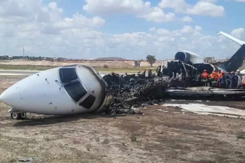 Aéroport de Kolwezi un atterrissage tourne mal et déclenche un incendie spectaculaire sur un avion d’Airjet Angola