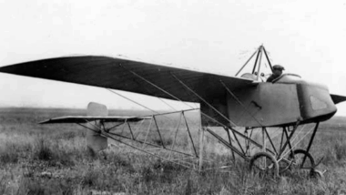 Le 24 novembre 1913, un vol plané tourne au cauchemar : l’histoire tragique d’un jeune aviateur, longtemps passée sous silence, refait aujourd’hui parler d’elle