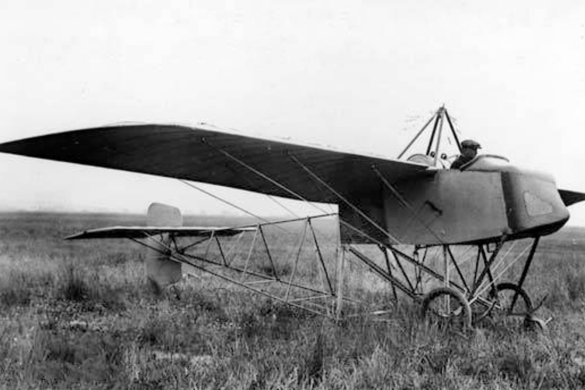 Le 24 novembre 1913, un vol plané tourne au cauchemar : l’histoire tragique d’un jeune aviateur, longtemps passée sous silence, refait aujourd’hui parler d’elle