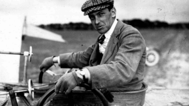 Quand un aviateur pionnier brave le ciel, se perd 1h30 et atterrit pour une simple partie de chasse : l’histoire folle d’Hubert Latham le 23 novembre 1909