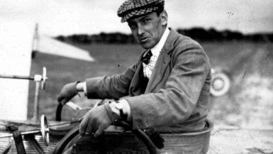 Quand un aviateur pionnier brave le ciel, se perd 1h30 et atterrit pour une simple partie de chasse : l’histoire folle d’Hubert Latham le 23 novembre 1909