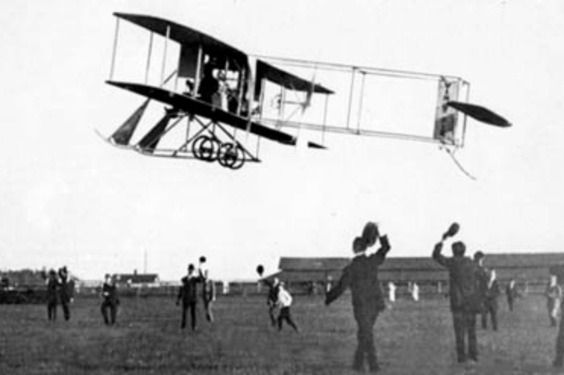 Calbraith Perry Rodgers, pionnier de l'aviation a dû faire face à un défi aérien inattendu le 5 novembre 1911 qui a bouleversé tous ses plans