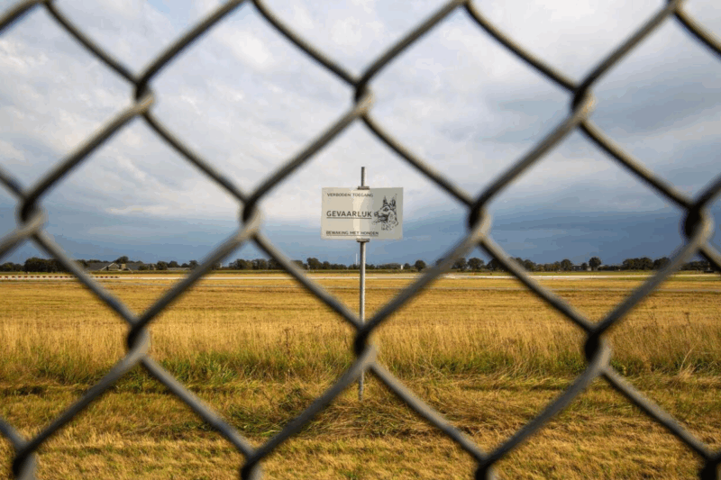 Des drones inconnus survolent la base de Volkel et d’autres sites militaires en Europe : l’armée néerlandaise en alerte face à une menace mystérieuse