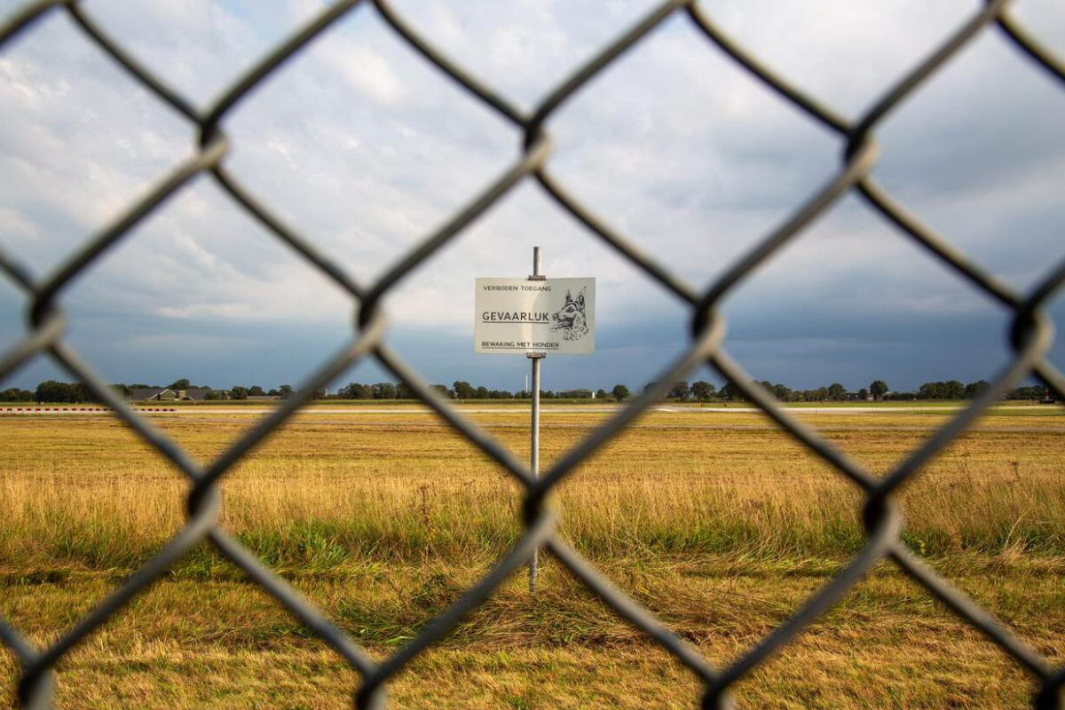 Des drones inconnus survolent la base de Volkel et d’autres sites militaires en Europe : l’armée néerlandaise en alerte face à une menace mystérieuse