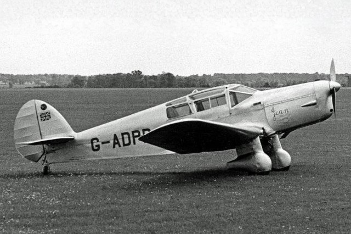 Quand le ciel de 1935 devient théâtre de drame et de gloire : Kingsford Smith disparaît et Broadbent s’empare du record historique