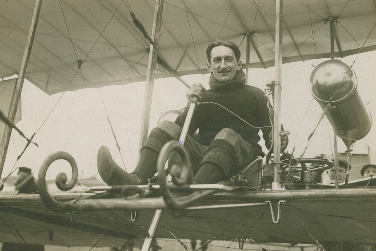 Le 13 novembre 1910, Georges Legagneux a décollé de Paris pour accomplir un exploit jamais vu : rallier Bruxelles à bord d’un biplan de 5 500 kg, dans des conditions extrêmes