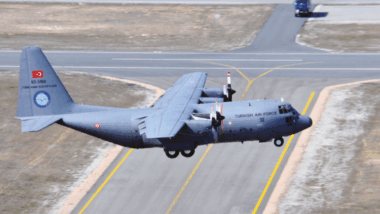 Catastrophe en Géorgie : un avion militaire turc se désintègre en plein ciel, 20 morts et familles sous le choc