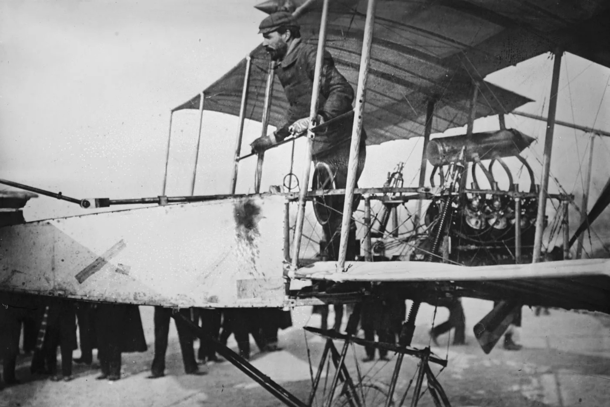 Henri Farman s'envole vers l'histoire en battant un record mondial le 3 novembre 1909