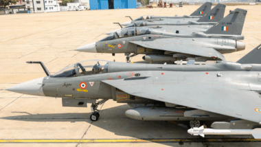 Accident tragique en plein ciel à Dubaï : le HAL Tejas de l’Indian Air Force s’écrase lors d’une démonstration, ravivant les inquiétudes sur sa sécurité