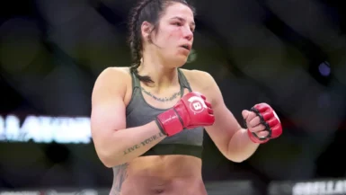 Une combattante de MMA arrêtée en plein vol Ryanair, les passagers sous le choc