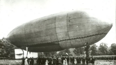 Le 28 décembre 1910, guidé par des feux dans la nuit, Willows a accompli un exploit aérien entre la Grande-Bretagne et la France