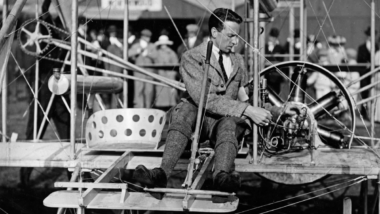 Le 18 décembre 1910, Thomas Sopwith a pris son envol pour un défi aérien audacieux qui a marqué durablement l’histoire de l’aviation