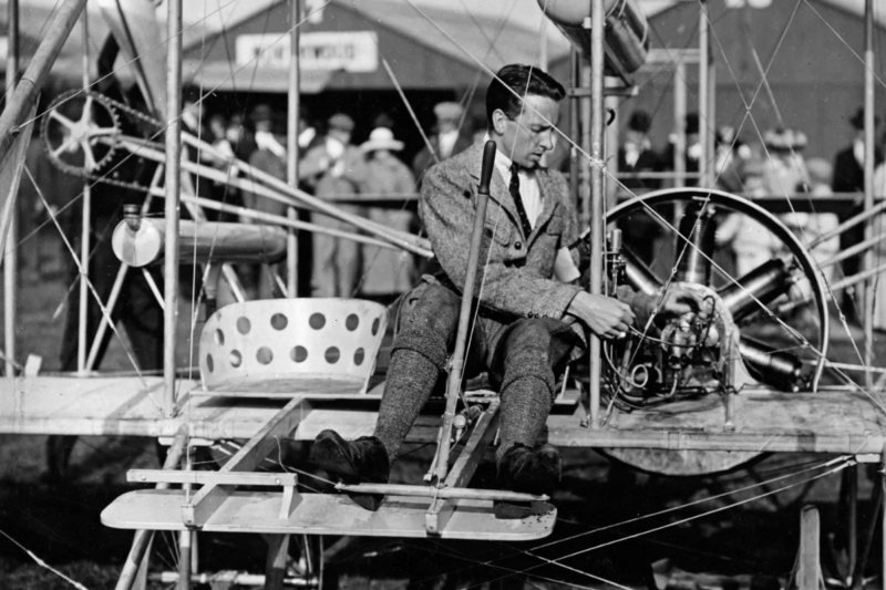 Le 18 d&eacute;cembre 1910, Thomas Sopwith a pris son envol pour un d&eacute;fi a&eacute;rien audacieux qui a marqu&eacute; durablement l&rsquo;histoire de l&rsquo;aviation
