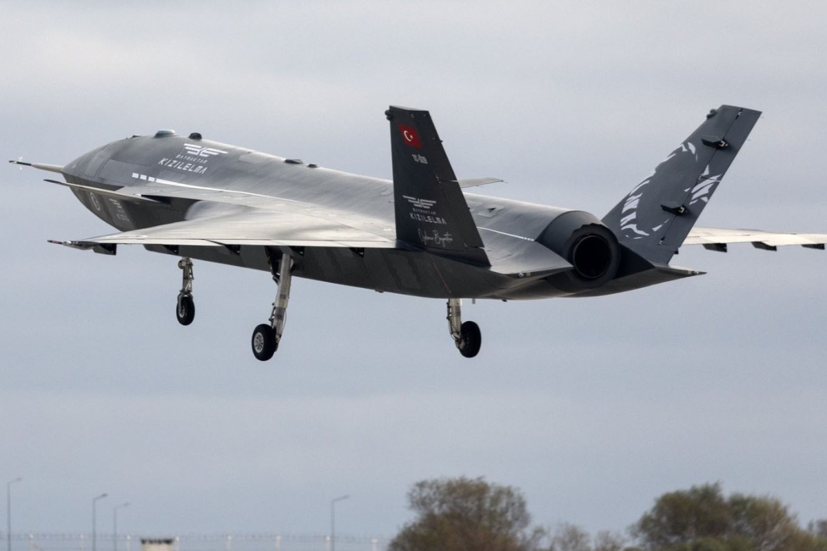 Incroyable exploit a&eacute;rien : deux drones turcs r&eacute;alisent un vol de combat autonome in&eacute;dit