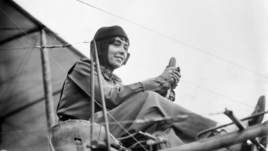 Hélène Dutrieu a accompli le 21 décembre 1910 un exploit aérien qui a changé la place des femmes dans l’aviation