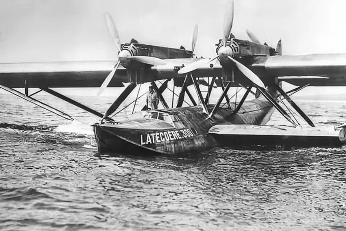 Un vol de routine qui bascule dans l&rsquo;inconnu le 7 d&eacute;cembre 1936 : l&rsquo;&eacute;quipage de la Croix du Sud ne reviendra jamais
