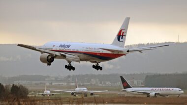 La Malaisie reprend les recherches du vol MH370, l'espoir renaît pour les familles des disparus