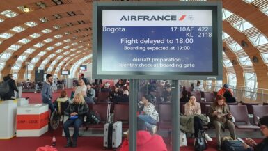 Les voyageurs inquiets face aux annulations fréquentes de KLM et Air France en 2025, tandis que Ryanair et easyJet accumulent les retards inattendus