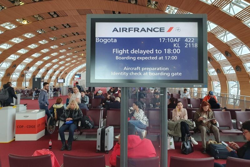 Les voyageurs inquiets face aux annulations fr&eacute;quentes de KLM et Air France en 2025, tandis que Ryanair et easyJet accumulent les retards inattendus