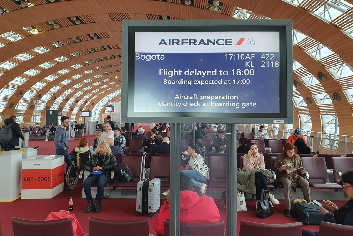 Les voyageurs inquiets face aux annulations fr&eacute;quentes de KLM et Air France en 2025, tandis que Ryanair et easyJet accumulent les retards inattendus