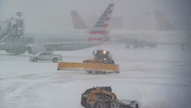 Des milliers de voyageurs bloqués par la tempête hivernale aux États-Unis, l'attente s'éternise dans les aéroports