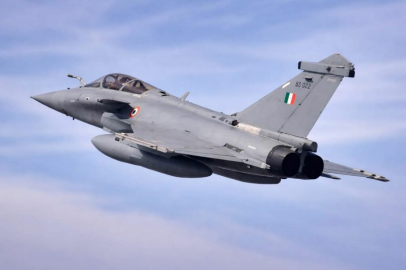 Donn&eacute; pour abattu apr&egrave;s l&rsquo;op&eacute;ration Sindoor, le Rafale BS-022 r&eacute;appara&icirc;t et d&eacute;file lors de la f&ecirc;te nationale indienne