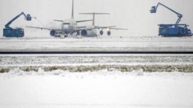 Les aéroports européens ralentis par la neige, les voyageurs s'adaptent avec patience