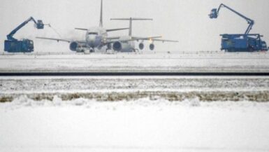 Les aéroports européens ralentis par la neige, les voyageurs s'adaptent avec patience