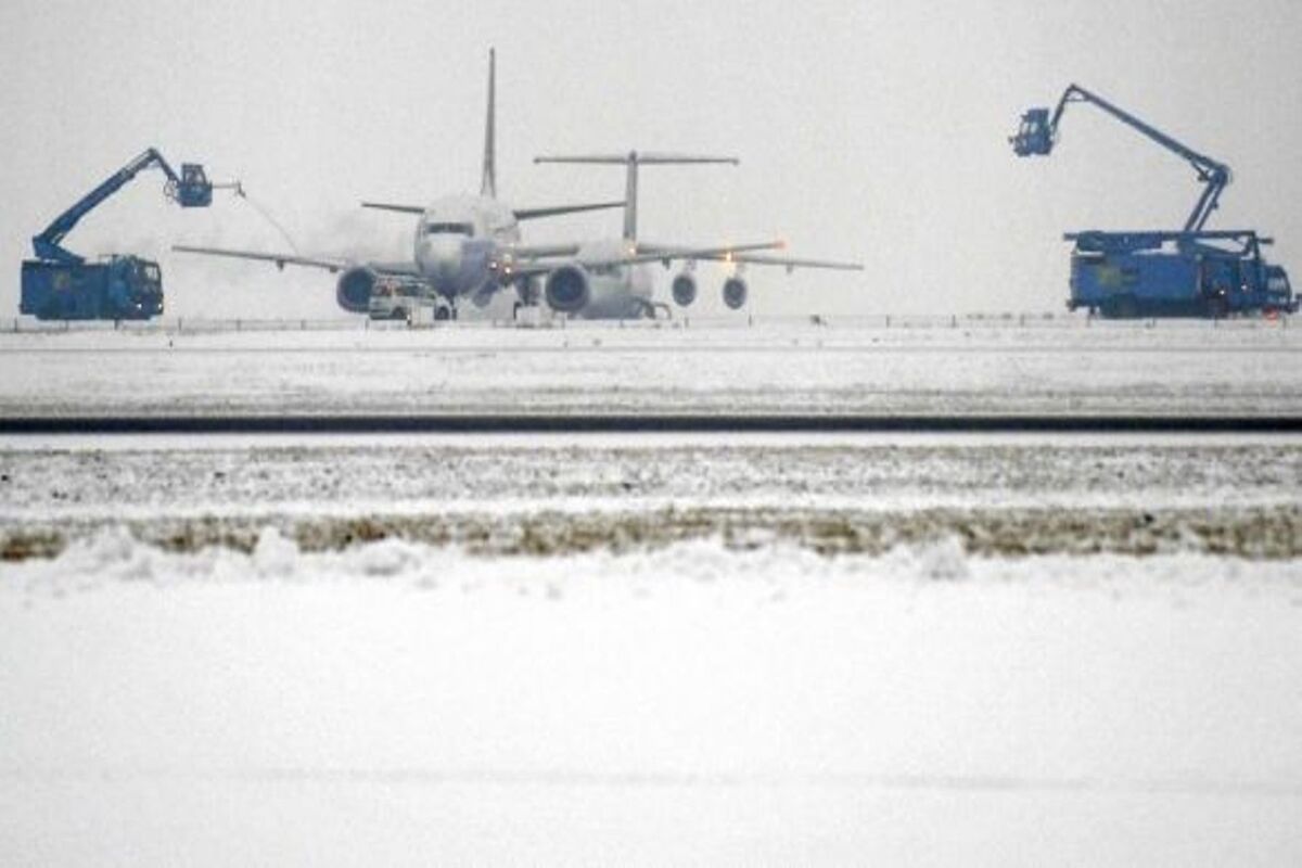 Les a&eacute;roports europ&eacute;ens ralentis par la neige, les voyageurs s'adaptent avec patience