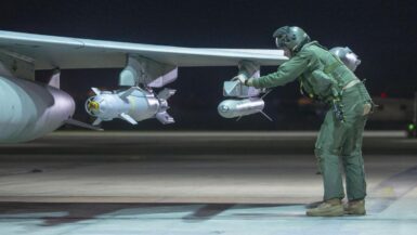 Les avions français et britanniques ciblent un dépôt de l'EI en Syrie, une opération sous haute tension