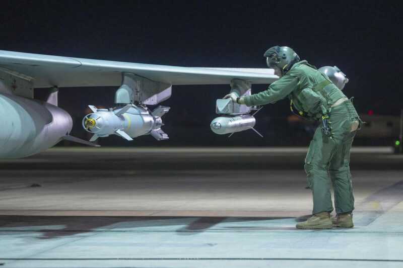 Les avions fran&ccedil;ais et britanniques ciblent un d&eacute;p&ocirc;t de l'EI en Syrie, une op&eacute;ration sous haute tension