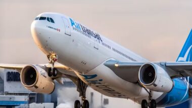 Les pilotes d'Air Transat voient leur salaire bondir de 60% après des négociations tendues