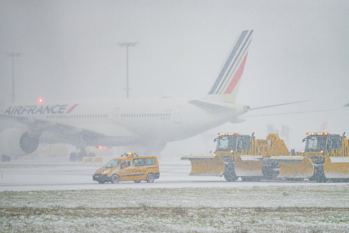 Les voyageurs pris au d&eacute;pourvu alors que 40% des vols parisiens sont annul&eacute;s ce matin