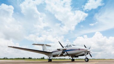 Un avion s'écrase près de Makassar, 11 vies perdues dans un drame poignant en Indonésie