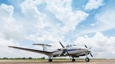 Un avion s'écrase près de Makassar, 11 vies perdues dans un drame poignant en Indonésie