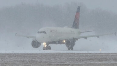 Une tempête hivernale menace les États-Unis, 1 500 vols déjà annulés et des voyageurs inquiets