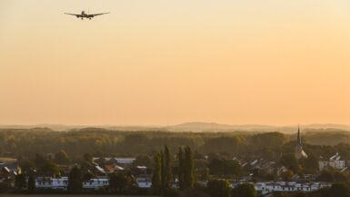 Les avions contournent l'Iran après la fermeture soudaine de son espace aérien, inquiétude chez les voyageurs