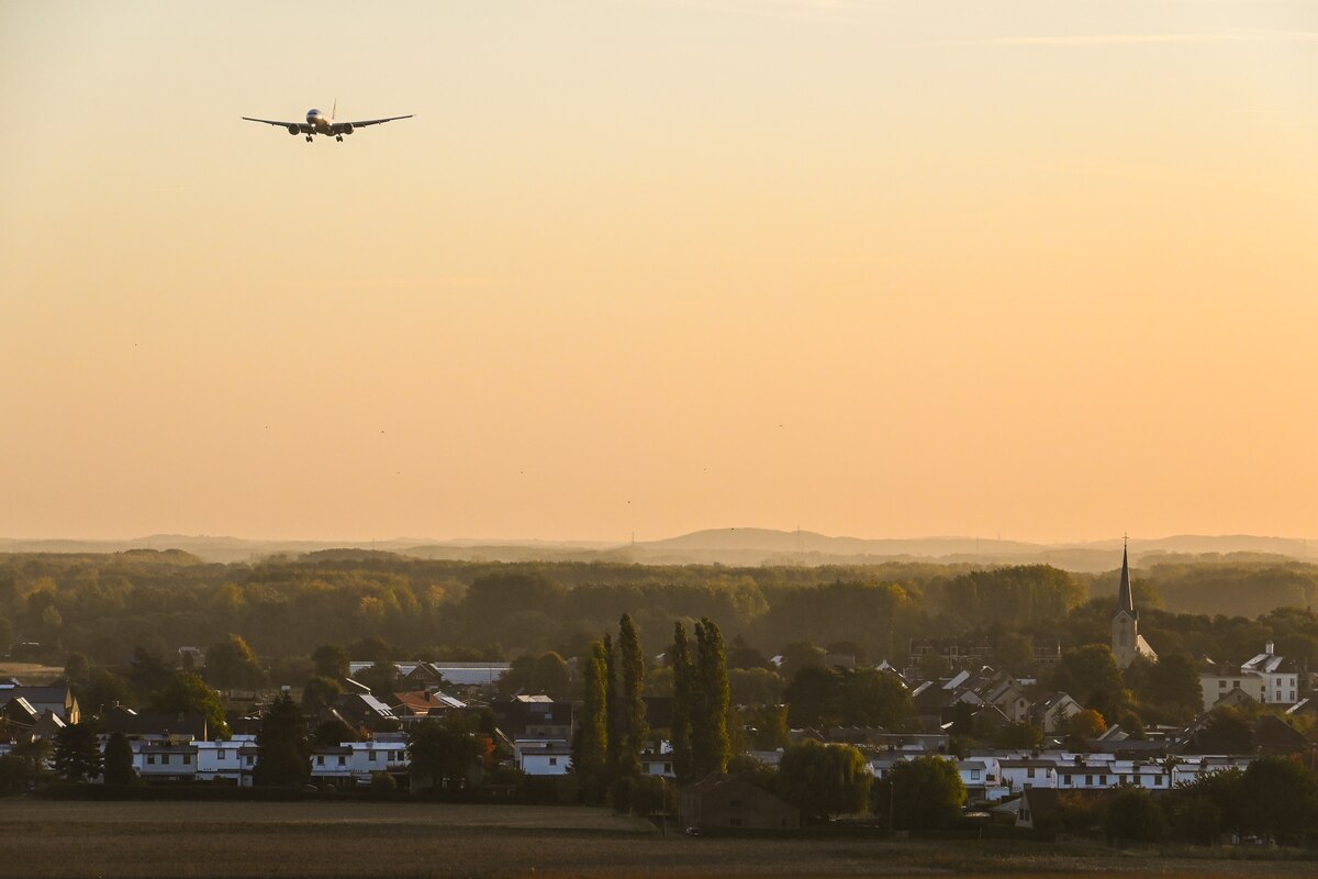Les avions contournent l'Iran apr&egrave;s la fermeture soudaine de son espace a&eacute;rien, inqui&eacute;tude chez les voyageurs
