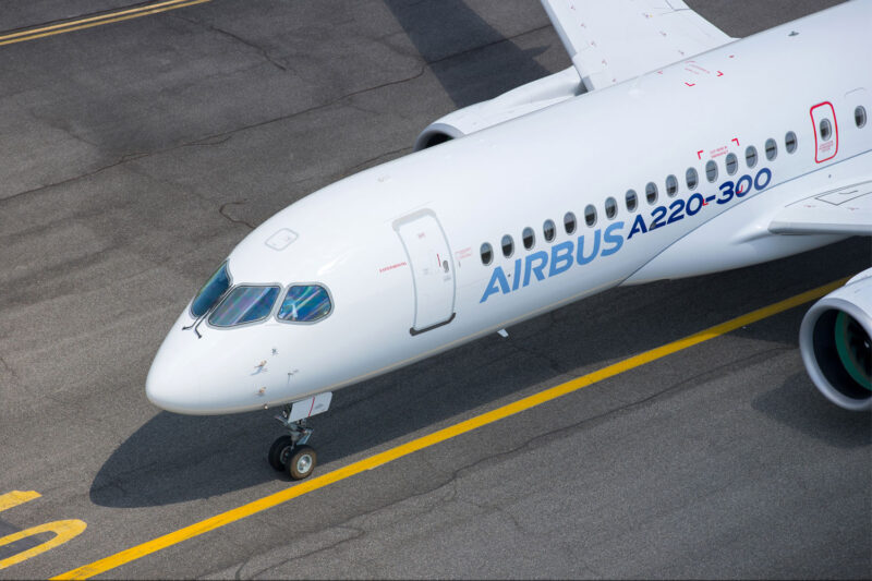 Airbus envisage un A220 plus spacieux et teste l'int&eacute;r&ecirc;t des compagnies a&eacute;riennes