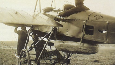 Il a défié la mort : le 12 février 1914, cet inventeur a sauté de 300 mètres et a bouleversé la sécurité aérienne