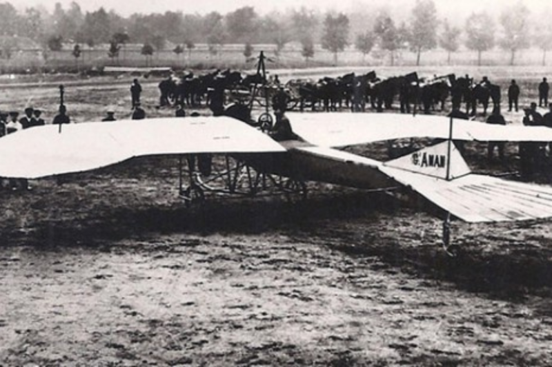 Deux pilotes se sont retrouv&eacute;s pi&eacute;g&eacute;s dans une collision en plein vol le 10 f&eacute;vrier 1914, choquant l&rsquo;Allemagne enti&egrave;re