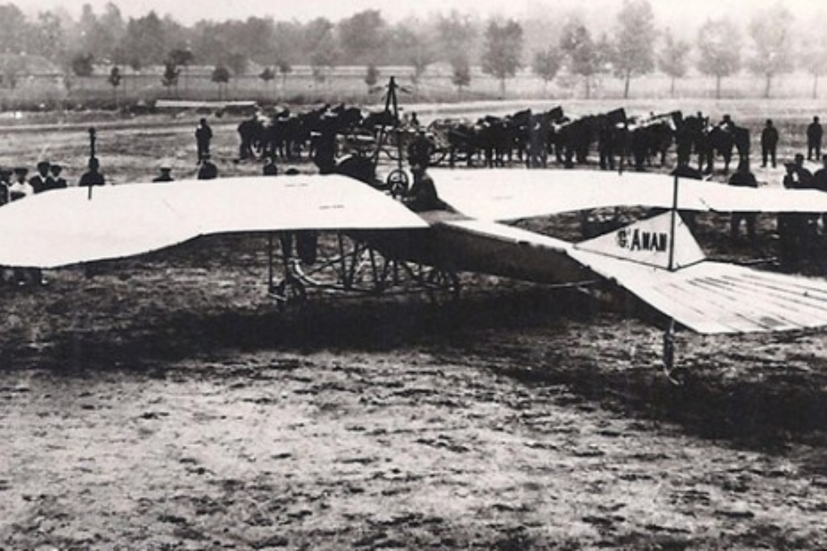 Deux pilotes se sont retrouv&eacute;s pi&eacute;g&eacute;s dans une collision en plein vol le 10 f&eacute;vrier 1914, choquant l&rsquo;Allemagne enti&egrave;re