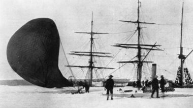 Robert Falcon Scott s'élève au-dessus de l'Antarctique le 4 février 1902, une aventure qui défie les limites humaines