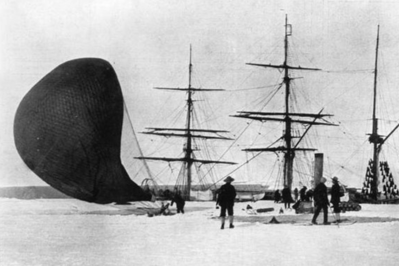 Robert Falcon Scott s'&eacute;l&egrave;ve au-dessus de l'Antarctique le 4 f&eacute;vrier 1902, une aventure qui d&eacute;fie les limites humaines