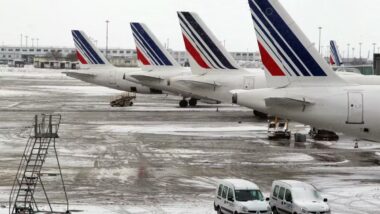 La neige perturbe les aéroports parisiens, des voyageurs pris au dépourvu