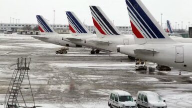 La neige perturbe les aéroports parisiens, des voyageurs pris au dépourvu